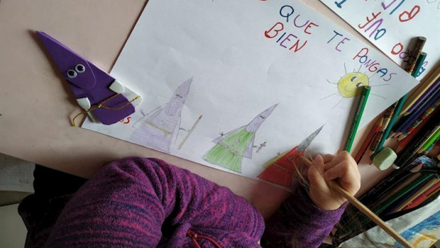 ep una nina pinta un dibujo para los menores hospitalizados en el materno infantil de malaga