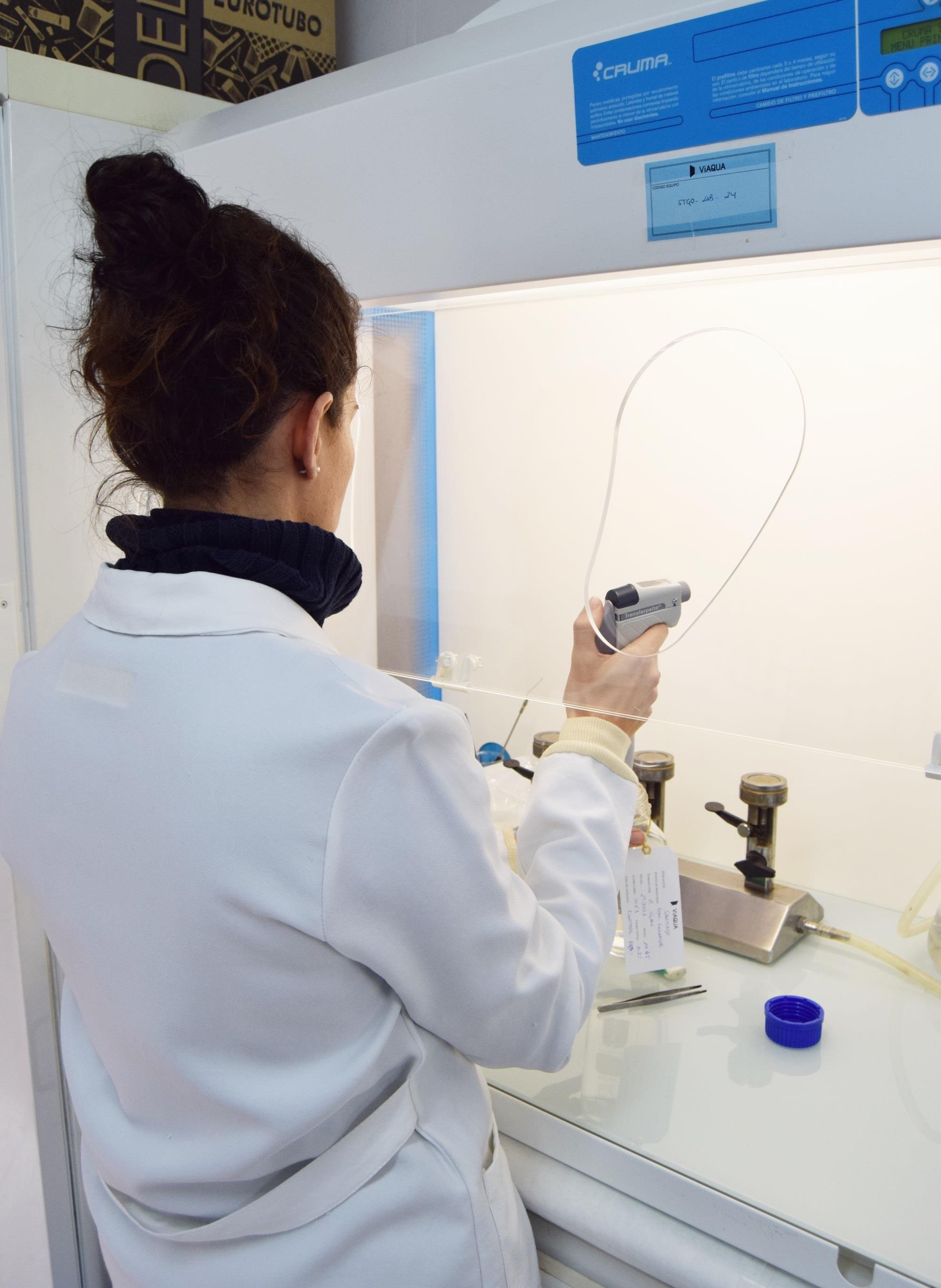 ep una trabajadoraun laboratoriogrupo suez-agbar