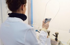 ep una trabajadoraun laboratoriogrupo suez-agbar