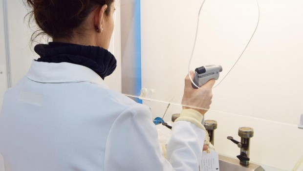ep una trabajadoraun laboratoriogrupo suez-agbar