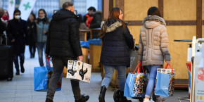 des gens marchent pres d un centre commercial a berlin 20240207173457 