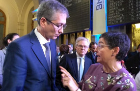 ep a la derecha el gobernador del banco de espana pablo hernandez de cos y a la izquierda la