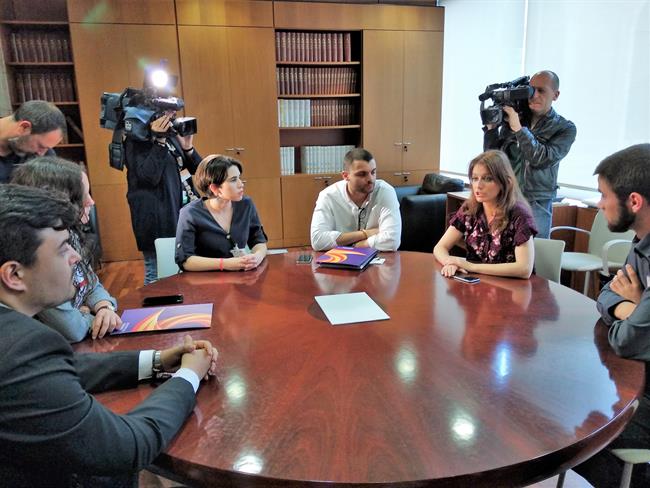 A.Levy (PP) con juventudes de SCC | EUROPA PRESS ep alevy pp con juventudesscc