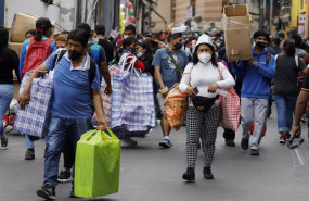 ep archivo - calles de peru con gente llevando mascarillas y ultimando las compras navidenas en el