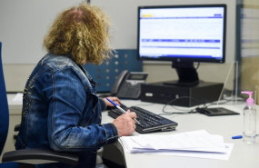 ep archivo   foto de archivo una empleada publica durante su jornada laboral en la oficina de la