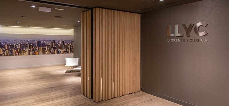 LLYC gana 5,9 millones en su primer semestre fiscal tras las pérdidas de hace un año