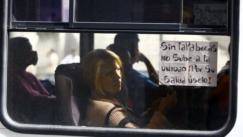 Archivo - Mensaje por el uso de mascarillas en un autobús en Carabobo (Venezuela) | JUAN CARLOS HERNANDEZ / ZUMA PRESS / CONTACTOPHOTO ep archivo mensaje por el uso de mascarillas en un autobus en carabobo venezuela