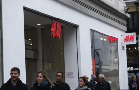 ep archivo   personas paseando por delante de la tienda hm