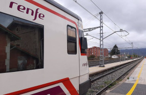 ep archivo   tren de renfe en la estacion de reinosa navarra