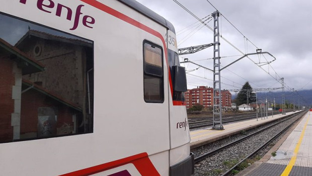 ep archivo   tren de renfe en la estacion de reinosa navarra