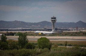 ep archivo   un avion en el aeropuerto de josep tarradellas barcelona el prat