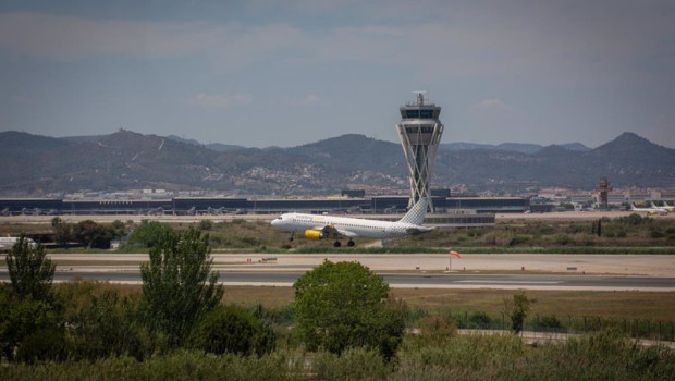 ep archivo   un avion en el aeropuerto de josep tarradellas barcelona el prat