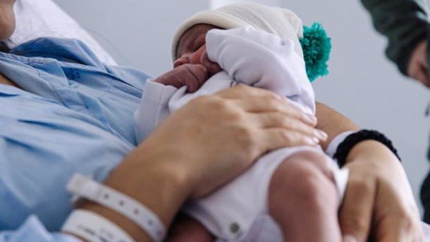 ep archivo   un bebe recien nacido en brazos de su madre