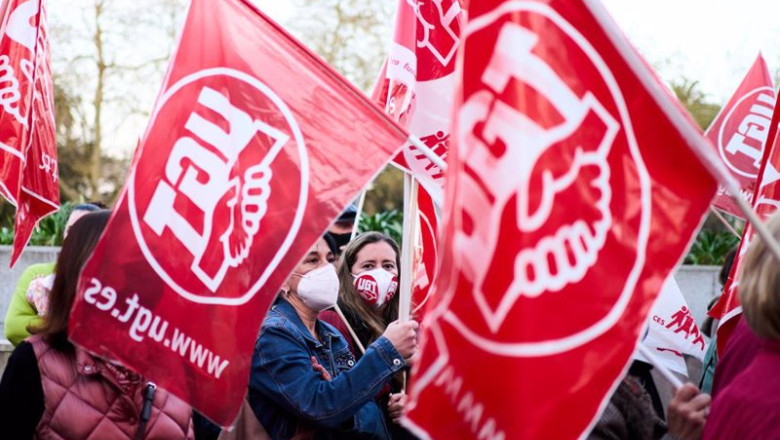 ep archivo un grupo de personas sostiene banderines de ugt en una imagen de archivo ep archivo un grupo de personas sostiene banderines de ugt en una imagen de archivo