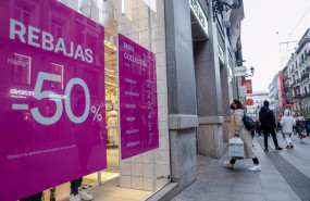 ep archivo   una mujer entra en una tienda lefties a 7 de enero de 2022 en madrid espana