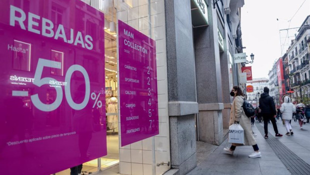 ep archivo   una mujer entra en una tienda lefties a 7 de enero de 2022 en madrid espana