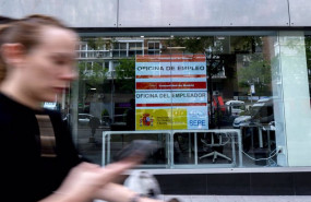 ep archivo   una transeunte pasa por delante de la oficina del sepe