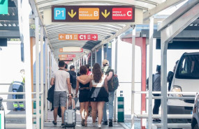ep archivo   varias personas a la salida del aeropuerto adolfo suarez madrid barajas a 4 de agosto