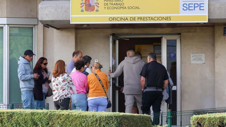 Archivo - Varias personas en la entrada de una oficina del SEPE, a 2 de septiembre de 2025, en Madrid (España). | Marta Fernández - Europa Press - Archivo ep archivo varias personas en la entrada de una oficina del sepe a 2 de septiembre de 2025 en