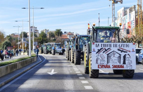 ep archivo   varios tractores en una manifestacion de profesionales de la ganaderia en santander en
