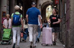 ep archivo   varios turistas en el centro de barcelona