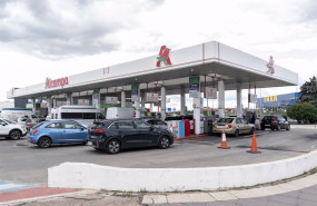 ep archivo   varios vehiculos repostan en la gasolinera del alcampo