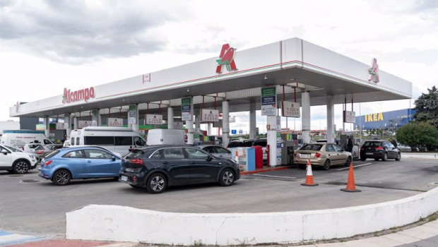 ep archivo   varios vehiculos repostan en la gasolinera del alcampo