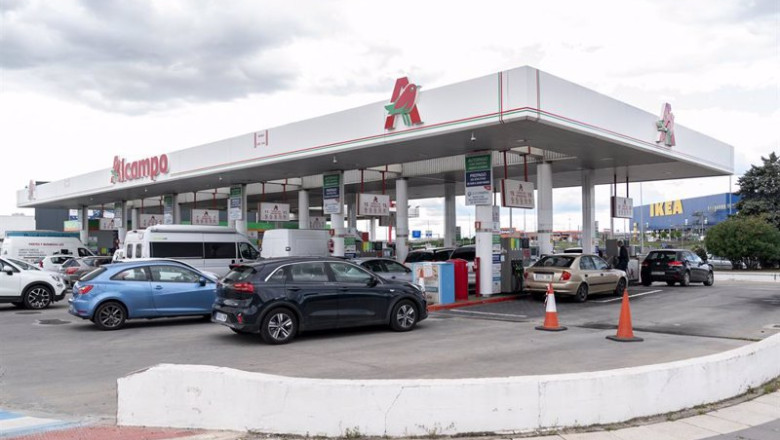 ep archivo   varios vehiculos repostan en la gasolinera del alcampo