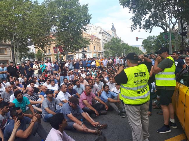 Asamblea de taxistas por la huelga de taxis en Barcelona | EUROPA PRESS ep asambleataxistasla huelgataxisbarcelona