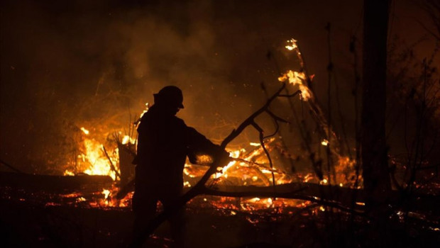 ep bombero en las labores de extincion de incendios en bolivia