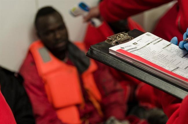 Cruz Roja atendiendo a las personas migrantes | CRUZ ROJA/TWITTER ep cruz roja atendiendolas personas migrantes