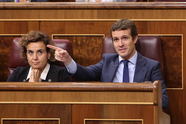 Dolors Montserrat y Pablo Casado en sus escaños del Congreso | Ricardo Rubio - Europa Press ep dolors montserratpablo casadosus escanoscongreso