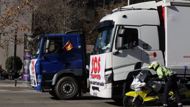 ep dos camiones en las inmediaciones de plaza de castilla durante una marcha lenta por las ep dos camiones en las inmediaciones de plaza de castilla durante una marcha lenta por las