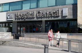 ep dos personas protegidas con mascarillas salen del hospital la paz