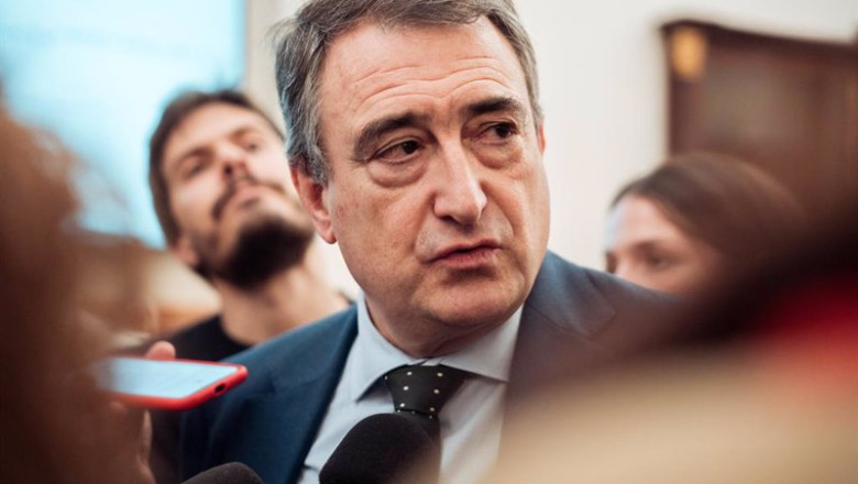 ep el portavoz del pnv en el congreso aitor esteban atiende a los medios durante una sesion plenaria ep el portavoz del pnv en el congreso aitor esteban atiende a los medios durante una sesion plenaria