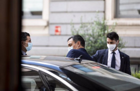 ep el presidente del gobierno pedro sanchez con mascarilla accede a su coche tras una sesion de