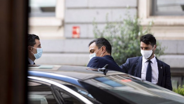 ep el presidente del gobierno pedro sanchez con mascarilla accede a su coche tras una sesion de