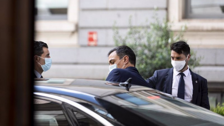 ep el presidente del gobierno pedro sanchez con mascarilla accede a su coche tras una sesion de