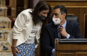 ep el presidente del gobierno pedro sanchez habla con la portavoz del psoe en el congreso adriana