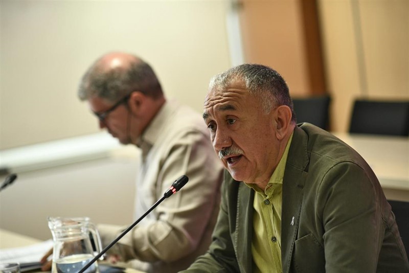 ep el secretario general de ugt pepe alvarez al fondo el lider de ccoo unai sordo
