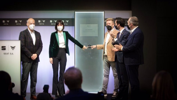 ep el vicepresidente de id de la compania werner tietz la ministra de ciencia e innovacion diana