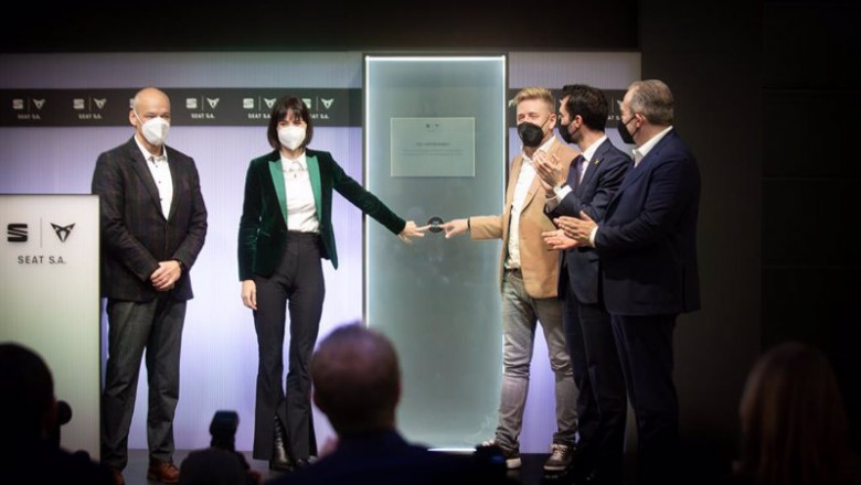 El vicepresidente de I+D de la compañía, Werner Tietz; la ministra de Ciencia e Innovación, Diana Morant; el presidente de Seat y Cupra, Wayne Griffiths, y el conseller de Empresa y Trabajo de la Generalitat, Roger Torrent, este miércoles | DAVID ZORRAKINO (EUROPA PRESS) ep el vicepresidente de id de la compania werner tietz la ministra de ciencia e innovacion diana
