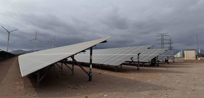 ep endesa inaugura en gran canaria su primera planta solar hibridada con sistema de baterias de