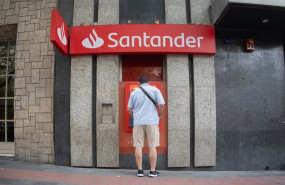 ep fachada de una sucursal bancaria y un cliente