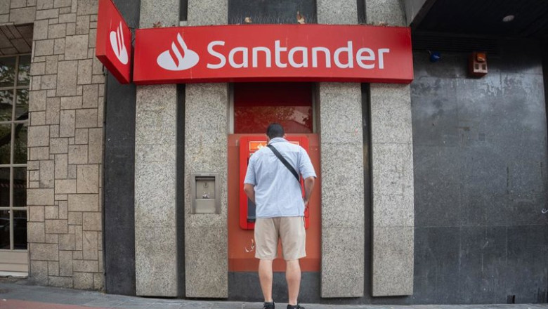 ep fachada de una sucursal bancaria y un cliente