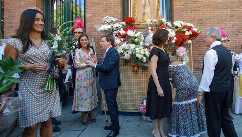 ep i-d la vicealcaldesamadrid begona villacis alcaldemadrid jose luis martinez-almeida ypresidentala comunidadmadrid isabel diaz ayuso participanla ofrenda floralcuadrola virgenla palomala capital