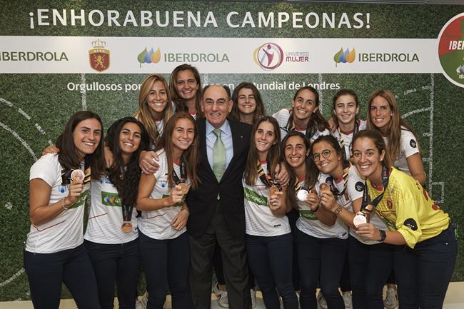 Ignacio Galán junto a las jugadoras de la selección española de hockey hierba | PRENSA IBERDROLA ep ignacio galanajugadorasla seleccion espanolahockey hierba