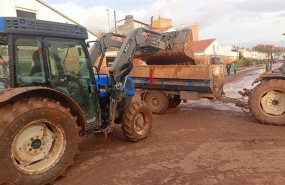 ep imagen de un tractor de ava asaja trabajando en zonas afectadas por la dana