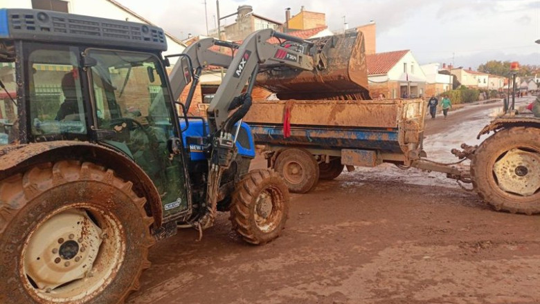 ep imagen de un tractor de ava asaja trabajando en zonas afectadas por la dana ep imagen de un tractor de ava asaja trabajando en zonas afectadas por la dana
