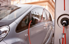 ep immagen de un coche electrico cargandose vehiculo electrico recarga electrica recurso